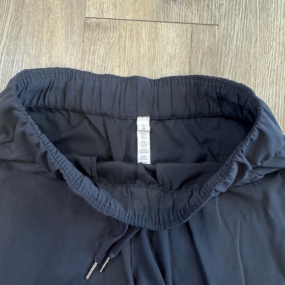 Lululemon On the Fly Short 2.5 Black Luxtreme Size 6 Athletic Shorts EUC LW7AIS - Picture 3 of 8